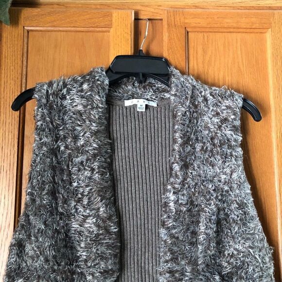 CAbi Chic Soft Faux Fur Open Vest Size M - Picture 4 of 12